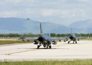 Jets land at Aviano